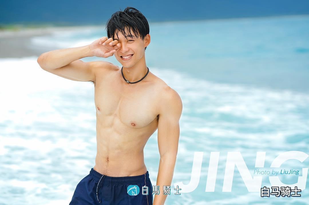 台湾超火的游泳教练Yilianboy写真书下载120p+视频  - 第 1 页-白马骑士