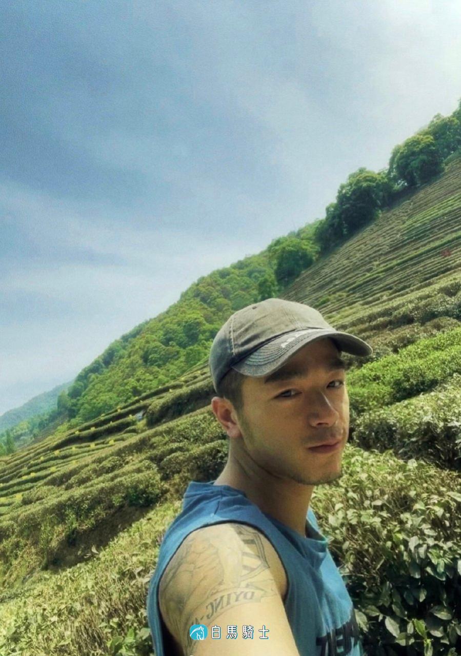 络腮胡性感帅哥露腋毛