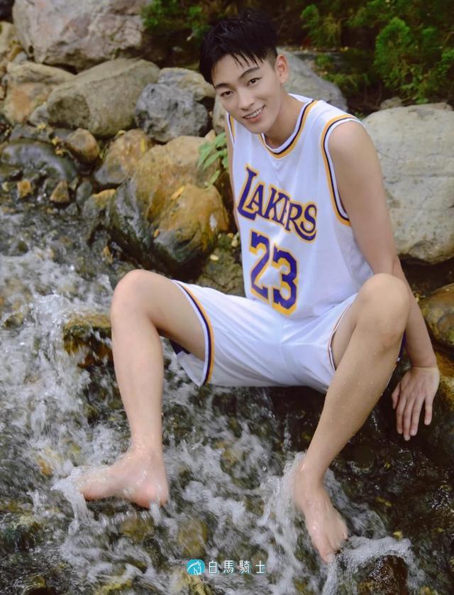篮球服的运动少年野外溪边玩水湿身 篮球服的运动少年野外溪边玩水湿身