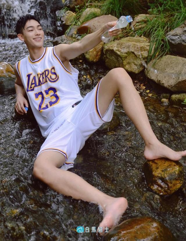 篮球服的运动少年野外溪边玩水湿身 篮球服的运动少年野外溪边玩水湿身