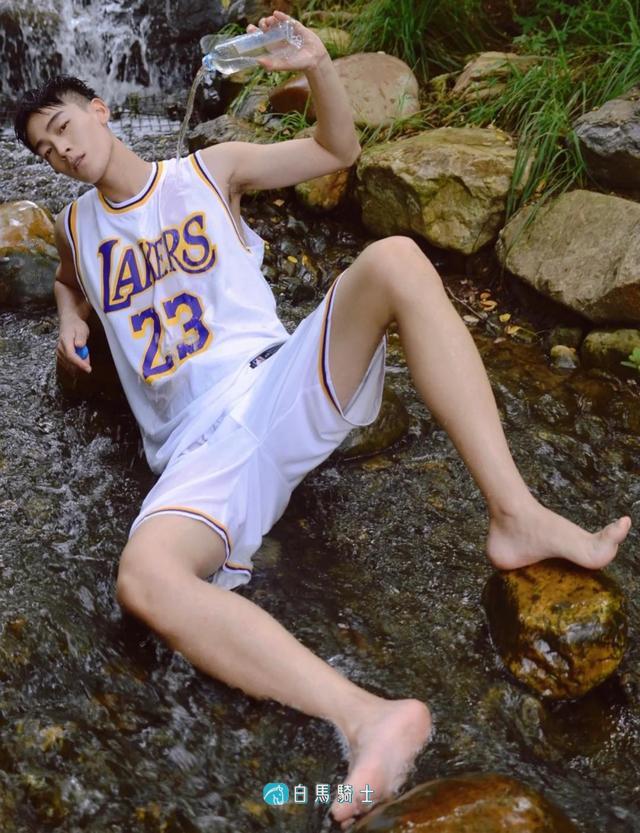 篮球服的运动少年野外溪边玩水湿身 篮球服的运动少年野外溪边玩水湿身