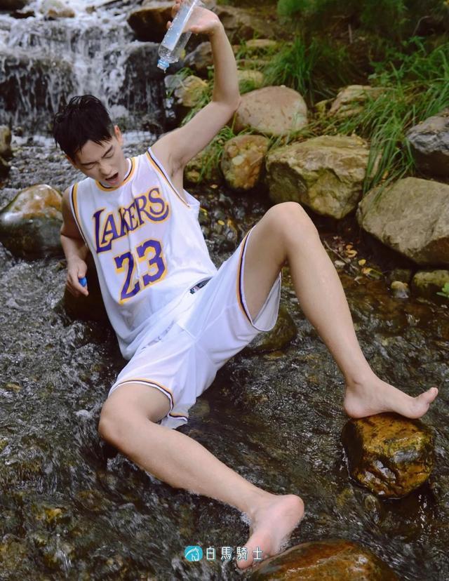 篮球服的运动少年野外溪边玩水湿身 篮球服的运动少年野外溪边玩水湿身