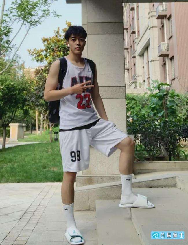 直掰弯《体育生攻和校草小受走肾爱情》  - 第 1 页-白马骑士