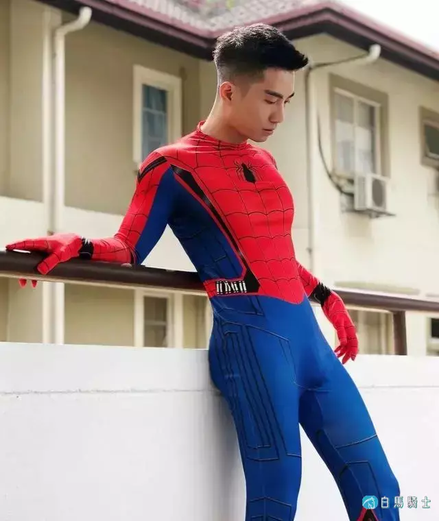 蜘蛛服紧身衣小哥拍校服大片,短发小狼狗颜帅身材好,也太可了! 蜘蛛服紧身衣小哥拍校服大片,短发小狼狗颜帅身材好,也太可了!