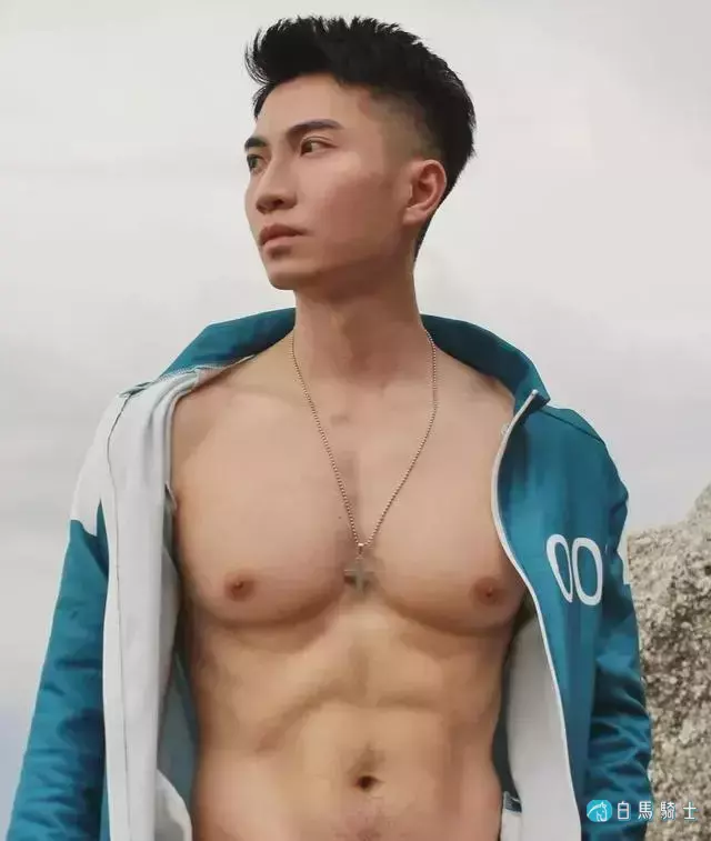 蜘蛛服紧身衣小哥拍校服大片,短发小狼狗颜帅身材好,也太可了! 蜘蛛服紧身衣小哥拍校服大片,短发小狼狗颜帅身材好,也太可了!