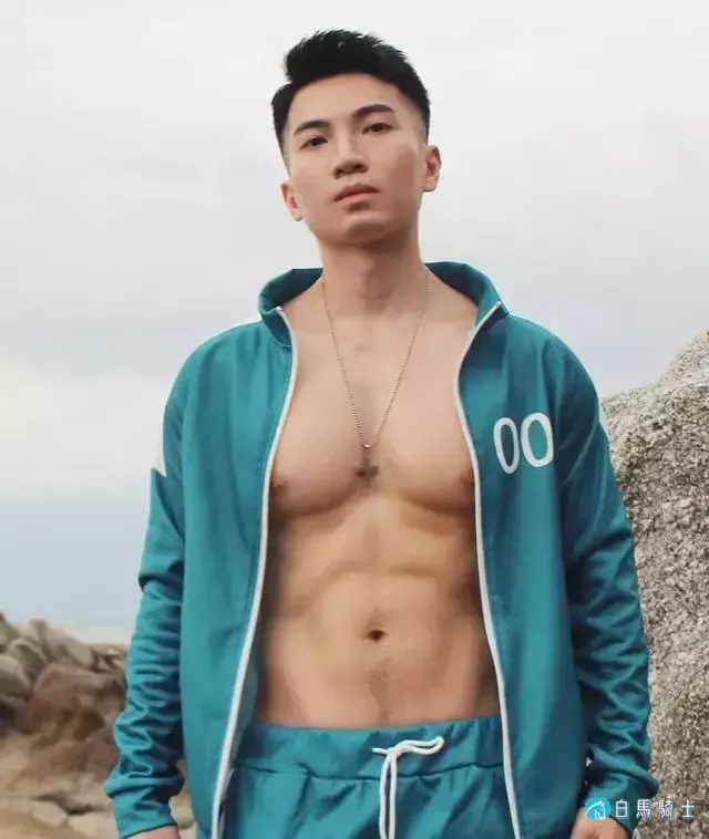 蜘蛛服紧身衣小哥拍校服大片,短发小狼狗颜帅身材好,也太可了! 蜘蛛服紧身衣小哥拍校服大片,短发小狼狗颜帅身材好,也太可了!