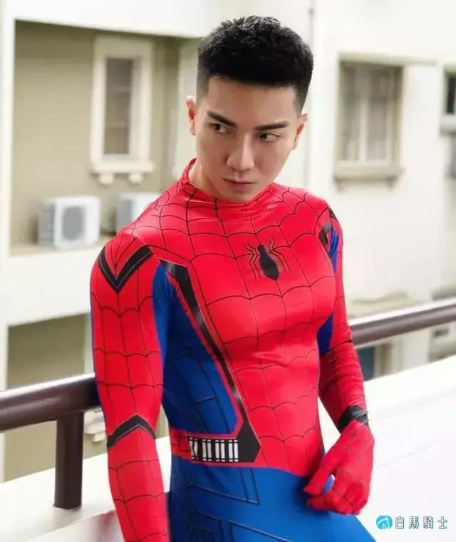 蜘蛛服紧身衣小哥拍校服大片,短发小狼狗颜帅身材好,也太可了! 蜘蛛服紧身衣小哥拍校服大片,短发小狼狗颜帅身材好,也太可了!