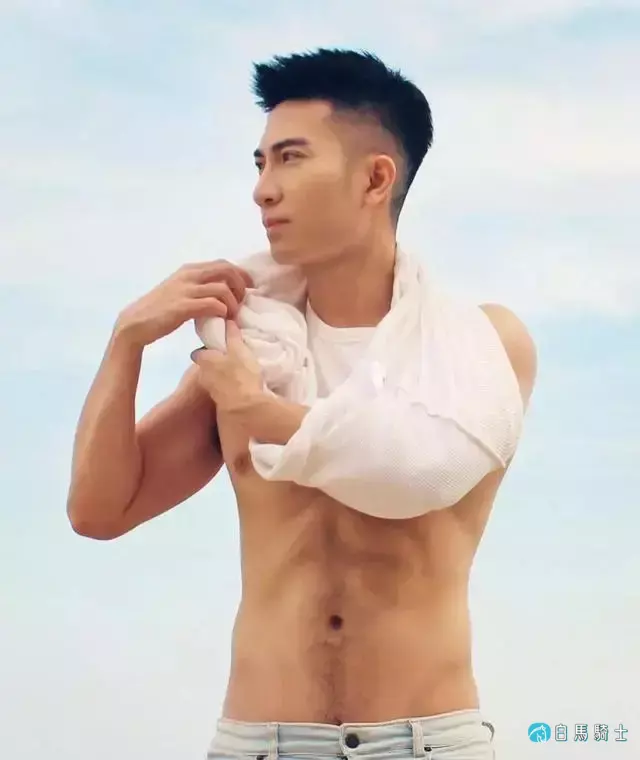 蜘蛛服紧身衣小哥拍校服大片,短发小狼狗颜帅身材好,也太可了! 蜘蛛服紧身衣小哥拍校服大片,短发小狼狗颜帅身材好,也太可了!