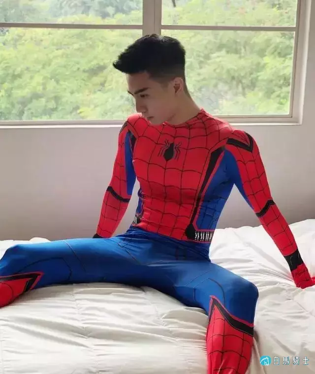 蜘蛛服紧身衣小哥拍校服大片,短发小狼狗颜帅身材好,也太可了! 蜘蛛服紧身衣小哥拍校服大片,短发小狼狗颜帅身材好,也太可了!