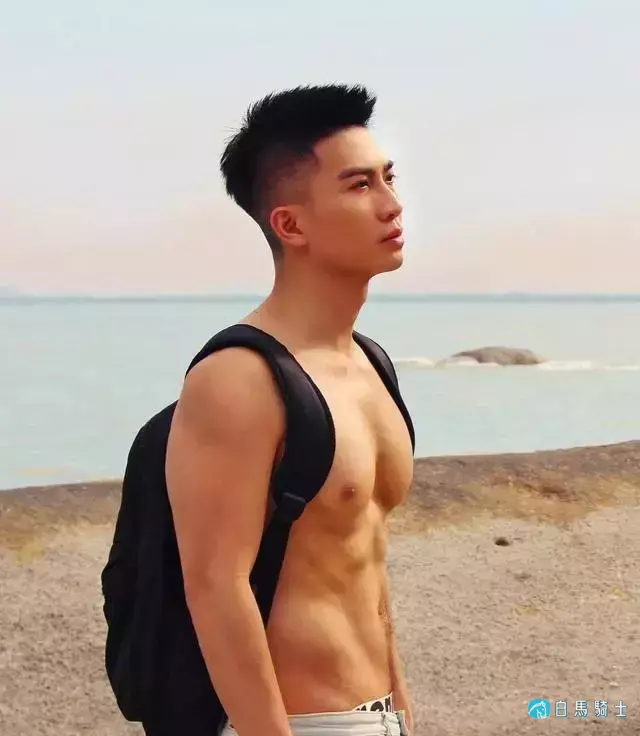 蜘蛛服紧身衣小哥拍校服大片,短发小狼狗颜帅身材好,也太可了! 蜘蛛服紧身衣小哥拍校服大片,短发小狼狗颜帅身材好,也太可了!