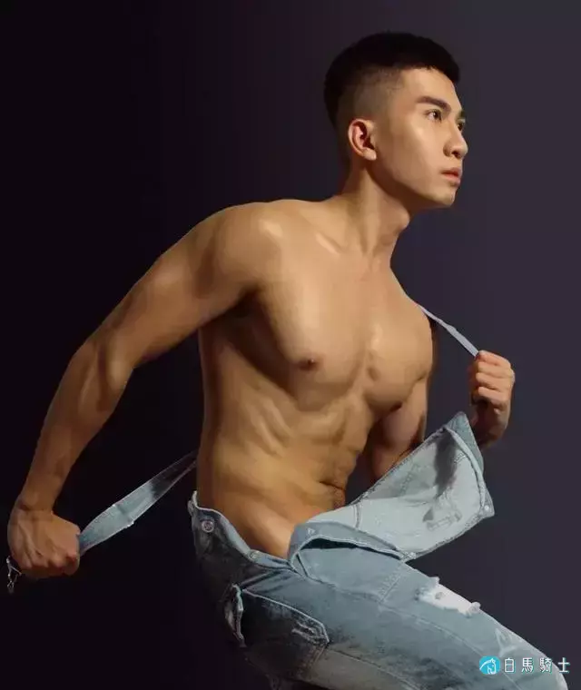 蜘蛛服紧身衣小哥拍校服大片,短发小狼狗颜帅身材好,也太可了! 蜘蛛服紧身衣小哥拍校服大片,短发小狼狗颜帅身材好,也太可了!