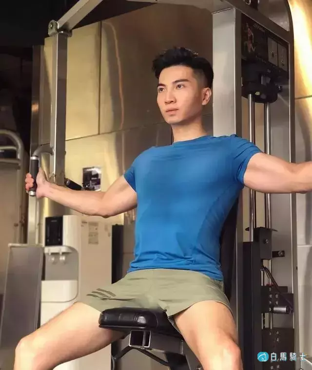 蜘蛛服紧身衣小哥拍校服大片,短发小狼狗颜帅身材好,也太可了! 蜘蛛服紧身衣小哥拍校服大片,短发小狼狗颜帅身材好,也太可了!