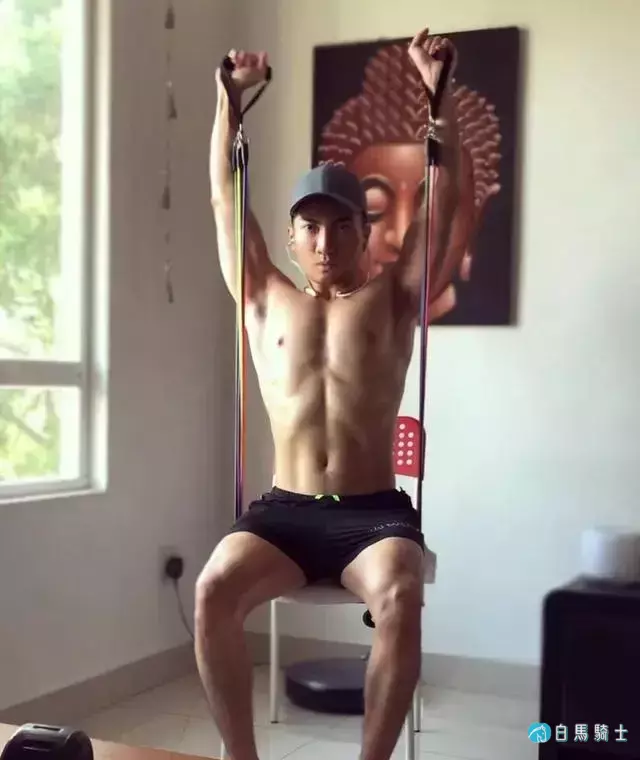 蜘蛛服紧身衣小哥拍校服大片,短发小狼狗颜帅身材好,也太可了! 蜘蛛服紧身衣小哥拍校服大片,短发小狼狗颜帅身材好,也太可了!