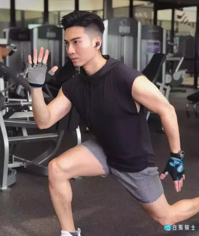 蜘蛛服紧身衣小哥拍校服大片,短发小狼狗颜帅身材好,也太可了! 蜘蛛服紧身衣小哥拍校服大片,短发小狼狗颜帅身材好,也太可了!