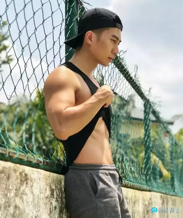 蜘蛛服紧身衣小哥拍校服大片,短发小狼狗颜帅身材好,也太可了! 蜘蛛服紧身衣小哥拍校服大片,短发小狼狗颜帅身材好,也太可了!