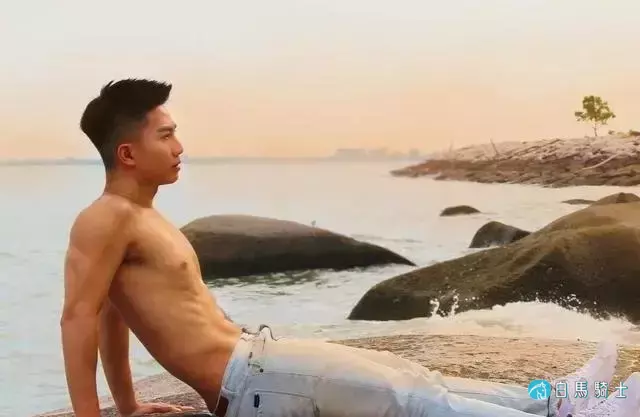 蜘蛛服紧身衣小哥拍校服大片,短发小狼狗颜帅身材好,也太可了! 蜘蛛服紧身衣小哥拍校服大片,短发小狼狗颜帅身材好,也太可了!