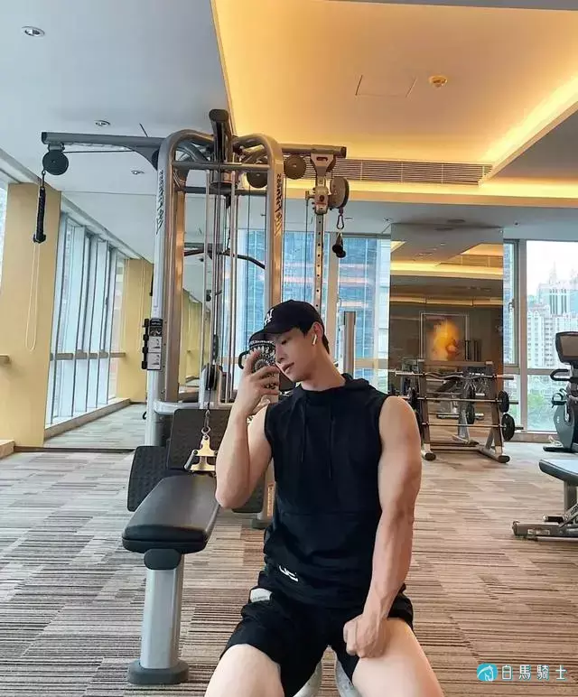 00后奶凶肌肉体育小哥,奶肌长腿小腹肌,正太脸狼狗身也太馋人了 00后奶凶肌肉体育小哥,奶肌长腿小腹肌,正太脸狼狗身也太馋人了