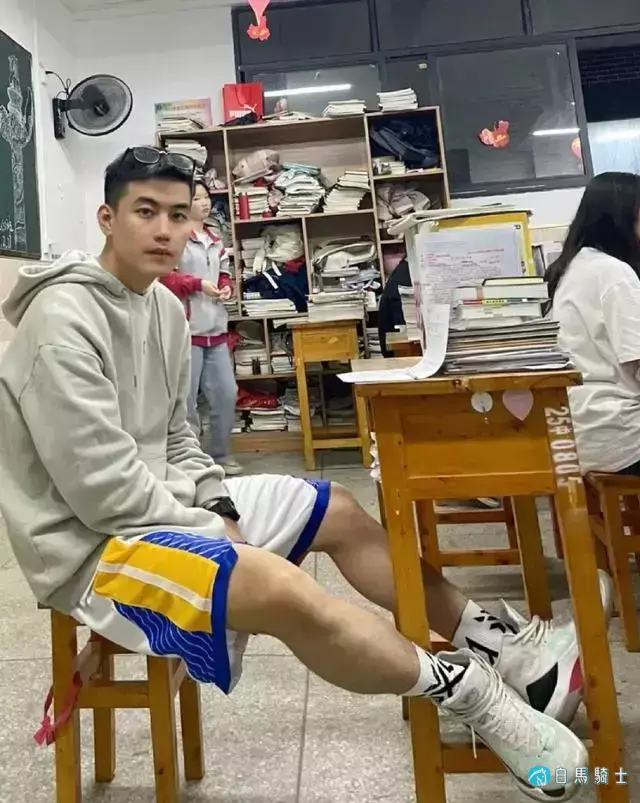 捕获街头巷尾的野生帅哥!颜正条顺腹肌体育生,秒杀明星小鲜肉! 捕获街头巷尾的野生帅哥!颜正条顺腹肌体育生,秒杀明星小鲜肉!