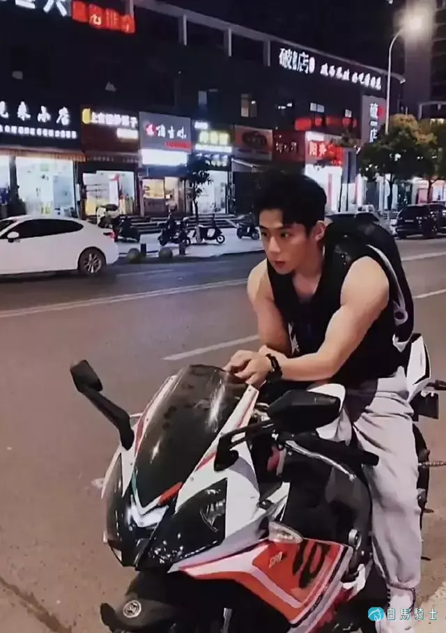 捕获街头巷尾的野生帅哥!颜正条顺腹肌体育生,秒杀明星小鲜肉! 捕获街头巷尾的野生帅哥!颜正条顺腹肌体育生,秒杀明星小鲜肉!