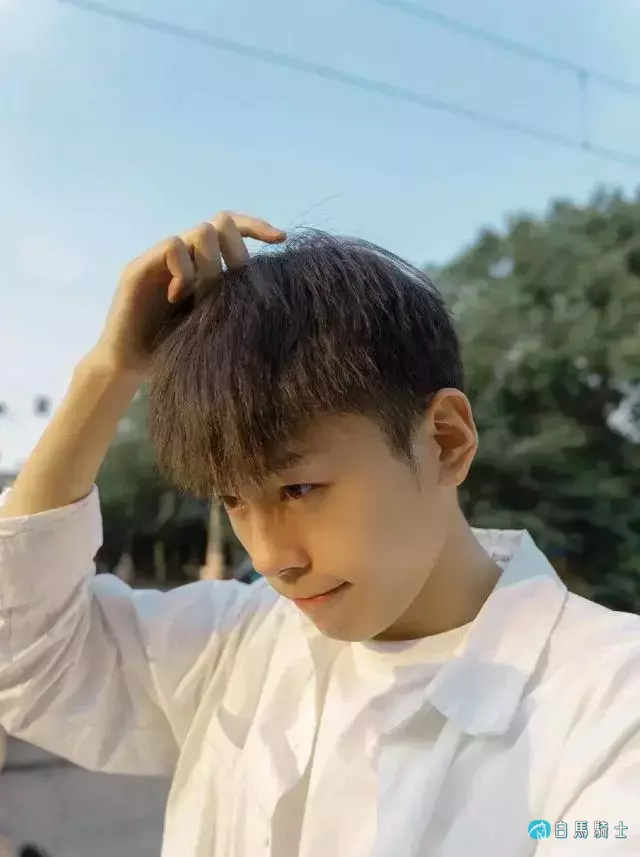 可爱帅气小奶狗型男孩子，让人有种想保护的冲动