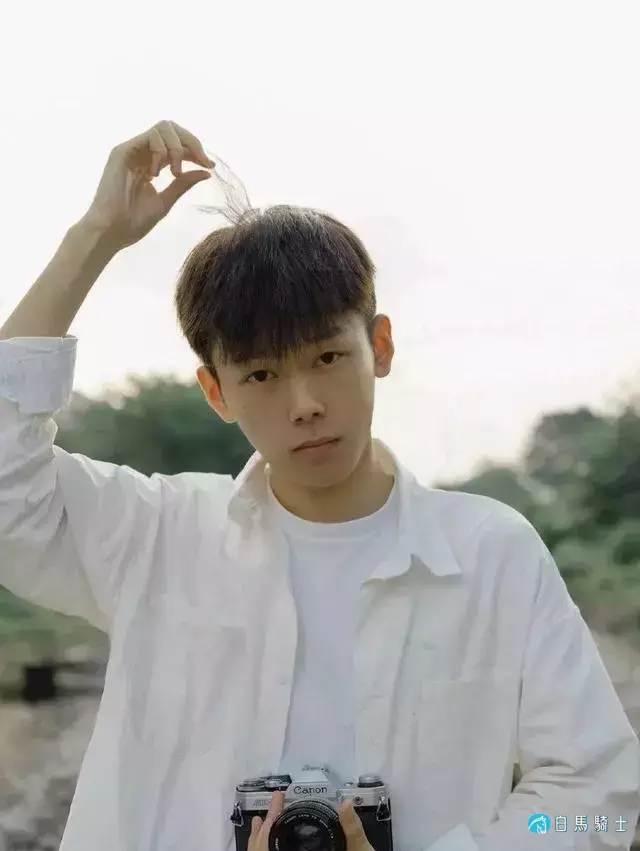 可爱帅气小奶狗型男孩子，让人有种想保护的冲动