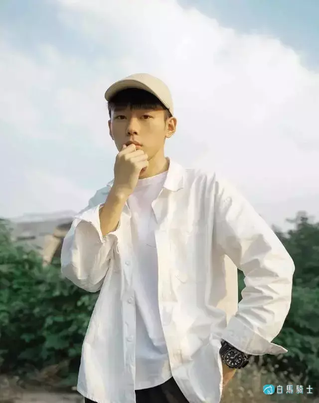 可爱帅气小奶狗型男孩子，让人有种想保护的冲动