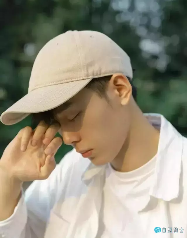 可爱帅气小奶狗型男孩子，让人有种想保护的冲动