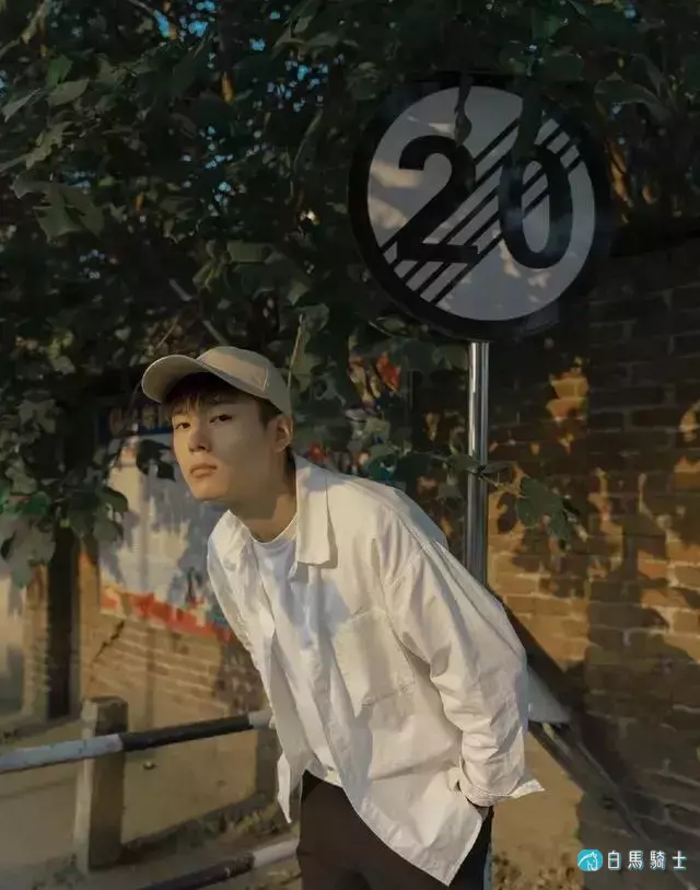 可爱帅气小奶狗型男孩子，让人有种想保护的冲动