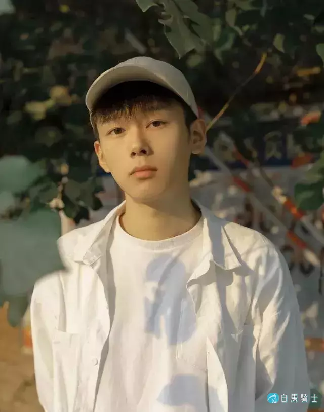 可爱帅气小奶狗型男孩子，让人有种想保护的冲动