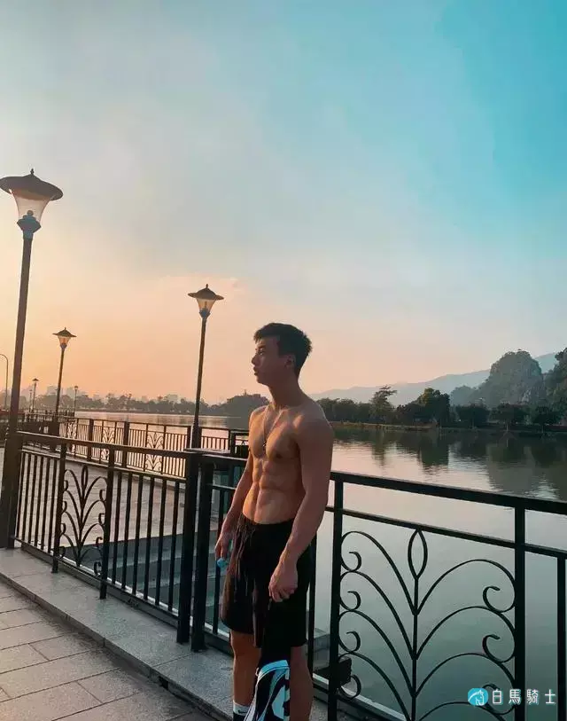 体育系童颜肌肉小奶狗被发掘,八块腹肌好身材抢镜,隔着屏幕馋了 体育系童颜肌肉小奶狗被发掘,八块腹肌好身材抢镜,隔着屏幕馋了