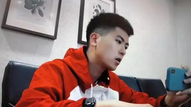 攻气十足的东北阳光爷们肌肉小哥哥,他的气质真的够酷! 攻气十足的东北阳光爷们肌肉小哥哥,他的气质真的够酷!