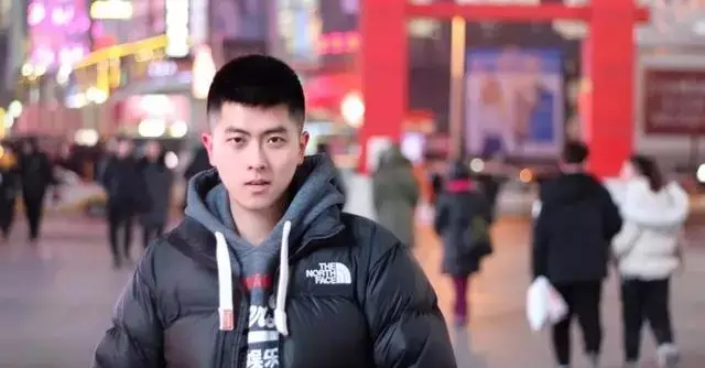 攻气十足的东北阳光爷们肌肉小哥哥,他的气质真的够酷! 攻气十足的东北阳光爷们肌肉小哥哥,他的气质真的够酷!