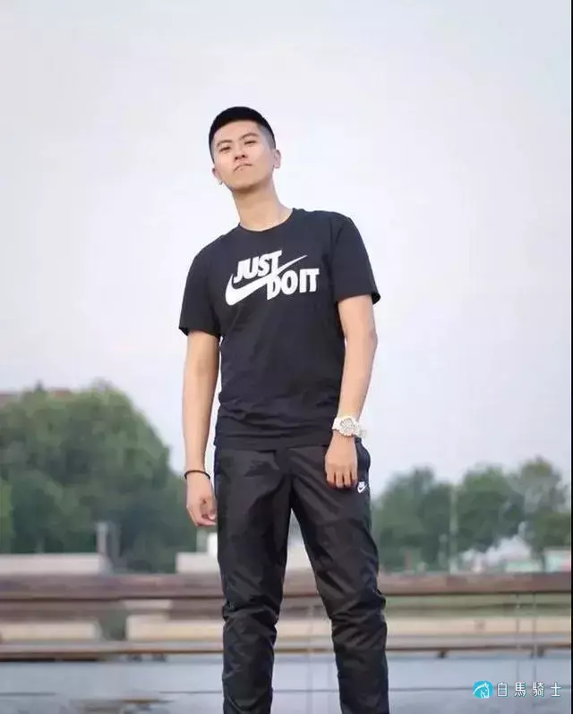 攻气十足的东北阳光爷们肌肉小哥哥,他的气质真的够酷! 攻气十足的东北阳光爷们肌肉小哥哥,他的气质真的够酷!