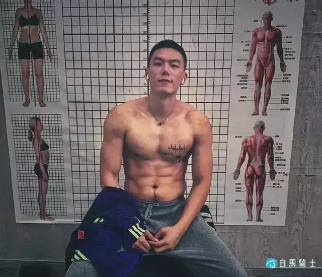 197CM高鼻梁体育生露腹毛人鱼线,腿长真的太性感 197CM高鼻梁体育生露腹毛人鱼线,腿长真的太性感