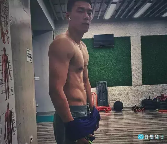 197CM高鼻梁体育生露腹毛人鱼线,腿长真的太性感 197CM高鼻梁体育生露腹毛人鱼线,腿长真的太性感