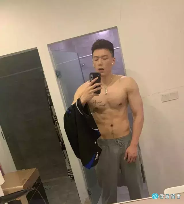 197CM高鼻梁体育生露腹毛人鱼线,腿长真的太性感 197CM高鼻梁体育生露腹毛人鱼线,腿长真的太性感