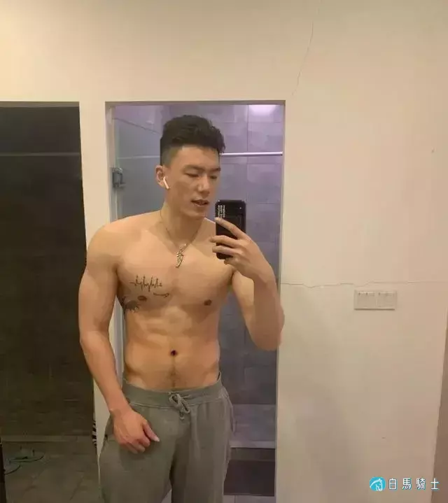 197CM高鼻梁体育生露腹毛人鱼线,腿长真的太性感 197CM高鼻梁体育生露腹毛人鱼线,腿长真的太性感
