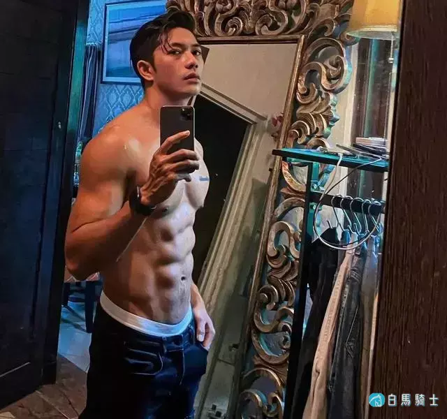 拥有八块腹肌的硬汉型男面部刚毅,眼神犀利,简直就是完美的男神 拥有八块腹肌的硬汉型男面部刚毅,眼神犀利,简直就是完美的男神