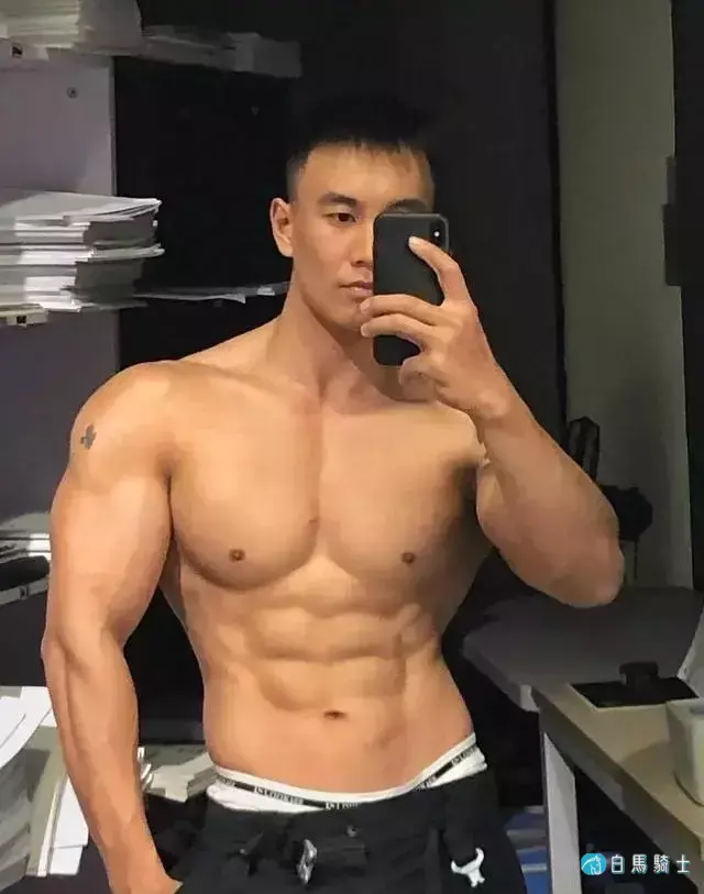 刷屏的肌肉修车工,腱子肉A到炸的他竟是网红名媛的御用男模! 刷屏的肌肉修车工,腱子肉A到炸的他竟是网红名媛的御用男模!
