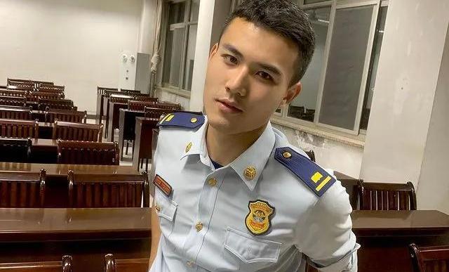 00后消防员小哥身材太可，性感腹肌太让人上火了！  - 第 1 页-白马骑士