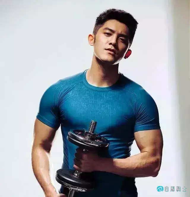 长腿大胸肌肉男模,确认过眼神,是理想男友的样子了! 长腿大胸肌肉男模,确认过眼神,是理想男友的样子了!