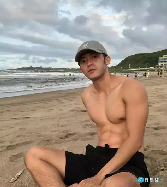 长腿大胸肌肉男模,确认过眼神,是理想男友的样子了! 长腿大胸肌肉男模,确认过眼神,是理想男友的样子了!