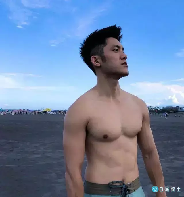 长腿大胸肌肉男模,确认过眼神,是理想男友的样子了! 长腿大胸肌肉男模,确认过眼神,是理想男友的样子了!
