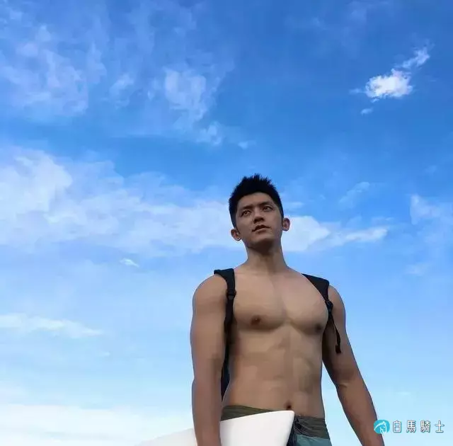 长腿大胸肌肉男模,确认过眼神,是理想男友的样子了! 长腿大胸肌肉男模,确认过眼神,是理想男友的样子了!