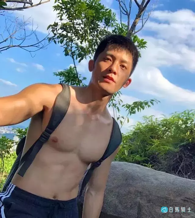 长腿大胸肌肉男模,确认过眼神,是理想男友的样子了! 长腿大胸肌肉男模,确认过眼神,是理想男友的样子了!