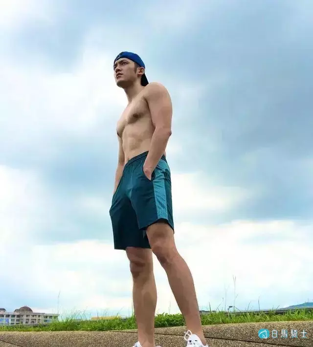 长腿大胸肌肉男模,确认过眼神,是理想男友的样子了! 长腿大胸肌肉男模,确认过眼神,是理想男友的样子了!