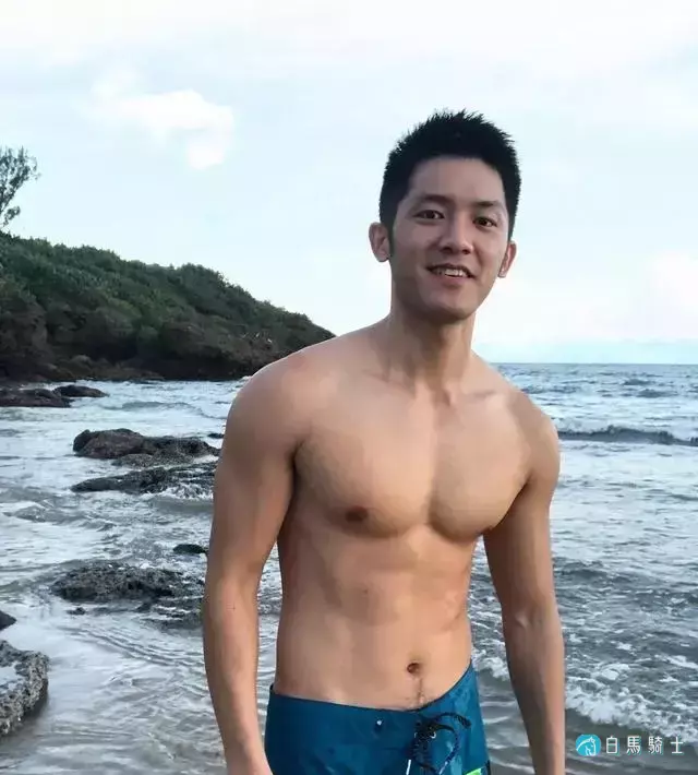 长腿大胸肌肉男模,确认过眼神,是理想男友的样子了! 长腿大胸肌肉男模,确认过眼神,是理想男友的样子了!