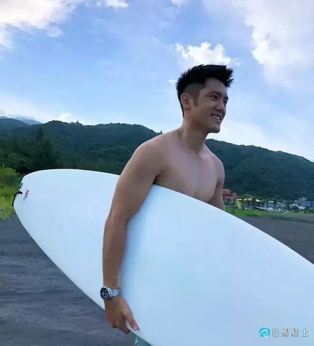 长腿大胸肌肉男模,确认过眼神,是理想男友的样子了! 长腿大胸肌肉男模,确认过眼神,是理想男友的样子了!