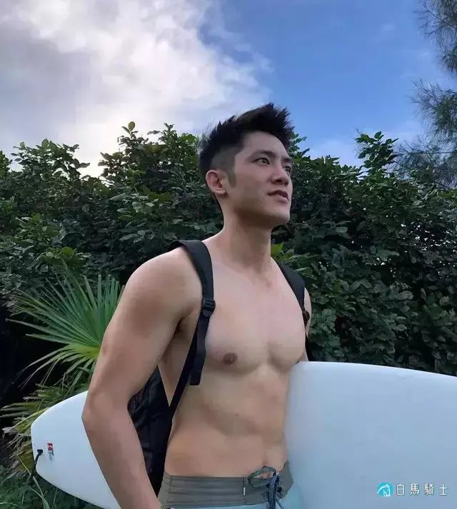 长腿大胸肌肉男模,确认过眼神,是理想男友的样子了! 长腿大胸肌肉男模,确认过眼神,是理想男友的样子了!