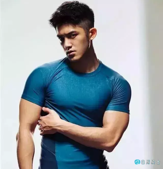 长腿大胸肌肉男模,确认过眼神,是理想男友的样子了! 长腿大胸肌肉男模,确认过眼神,是理想男友的样子了!
